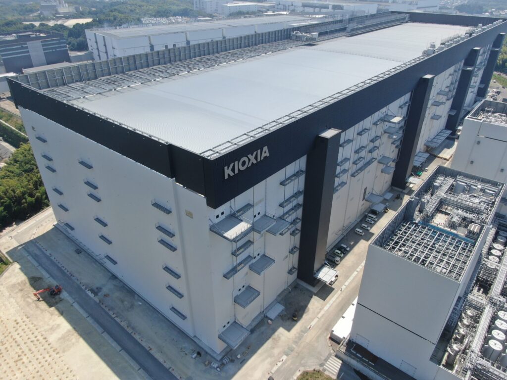 KIOXIA wirft mit Linus Media Group einen Blick hinter die Kulissen einer Flash-Speicherfabrik