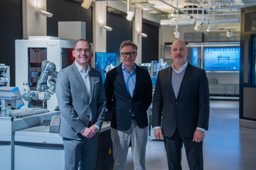 IFS präsentiert gemeinsam mit der Smart Factory von Deloitte industrielle KI-Technologien